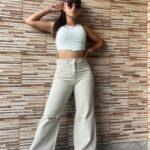 wide leg dama beige con roturas rígido