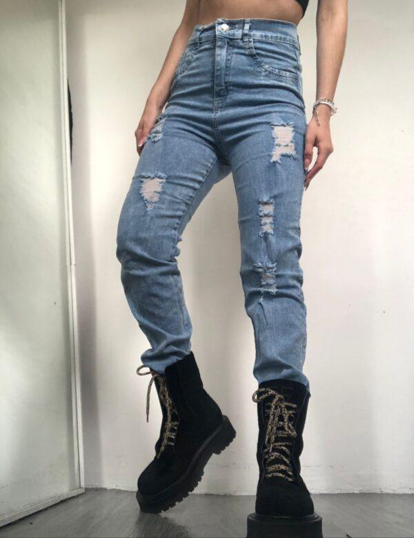 mom con roturas celeste semi elastizado delantero