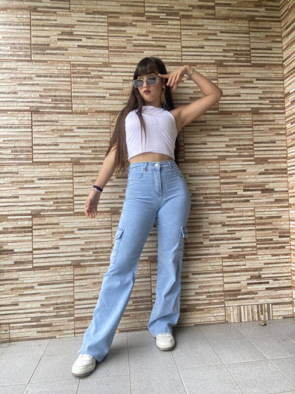jeans wide leg cargo celeste nevado elastizado delante