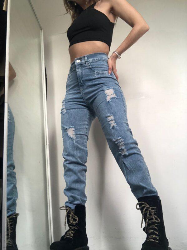 mom con roturas celeste semi elastizado delantero