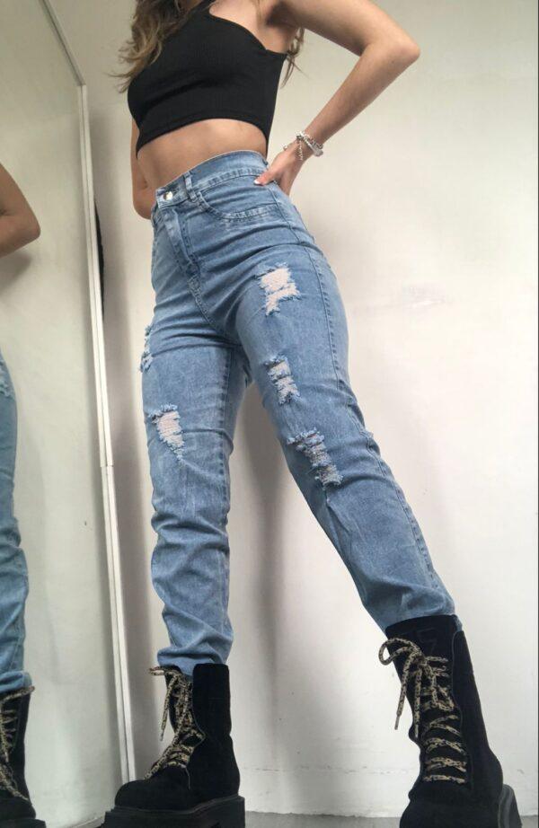 mom con roturas celeste semi elastizado con borcegos