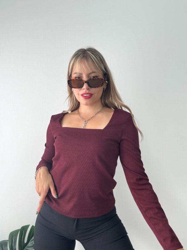 remera espejo color bordo