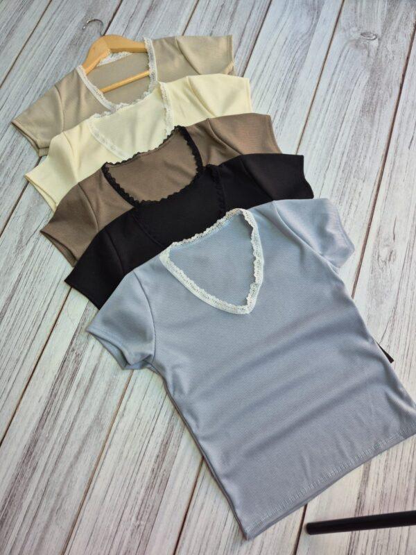 Remera en V con Detalle